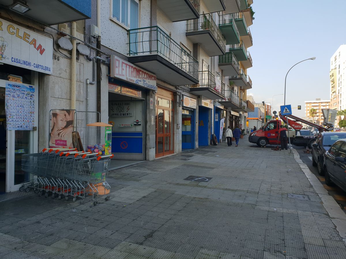 Magazzino di  1 vani /152 mq  a Bari - Libertà  (zona rione Libertà )