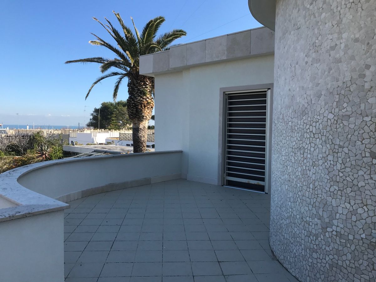 Villa (zona residenziale) di  6 vani /250 mq  a Bari - Santo Spirito (zona Giovinazzo)