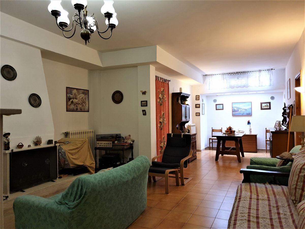 Villa (zona residenziale) di  6 vani /219 mq  a Bari - Mungivacca (zona rione Mungivacca , Japigia, Carrassi alta)