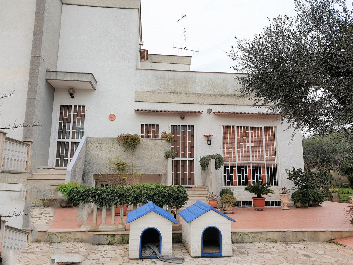 Villa (zona residenziale) di  6 vani /219 mq  a Bari - Mungivacca (zona rione Mungivacca , Japigia, Carrassi alta)