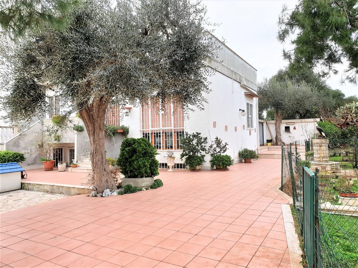 Villa (zona residenziale) di  6 vani /219 mq  a Bari - Mungivacca (zona rione Mungivacca , Japigia, Carrassi alta)