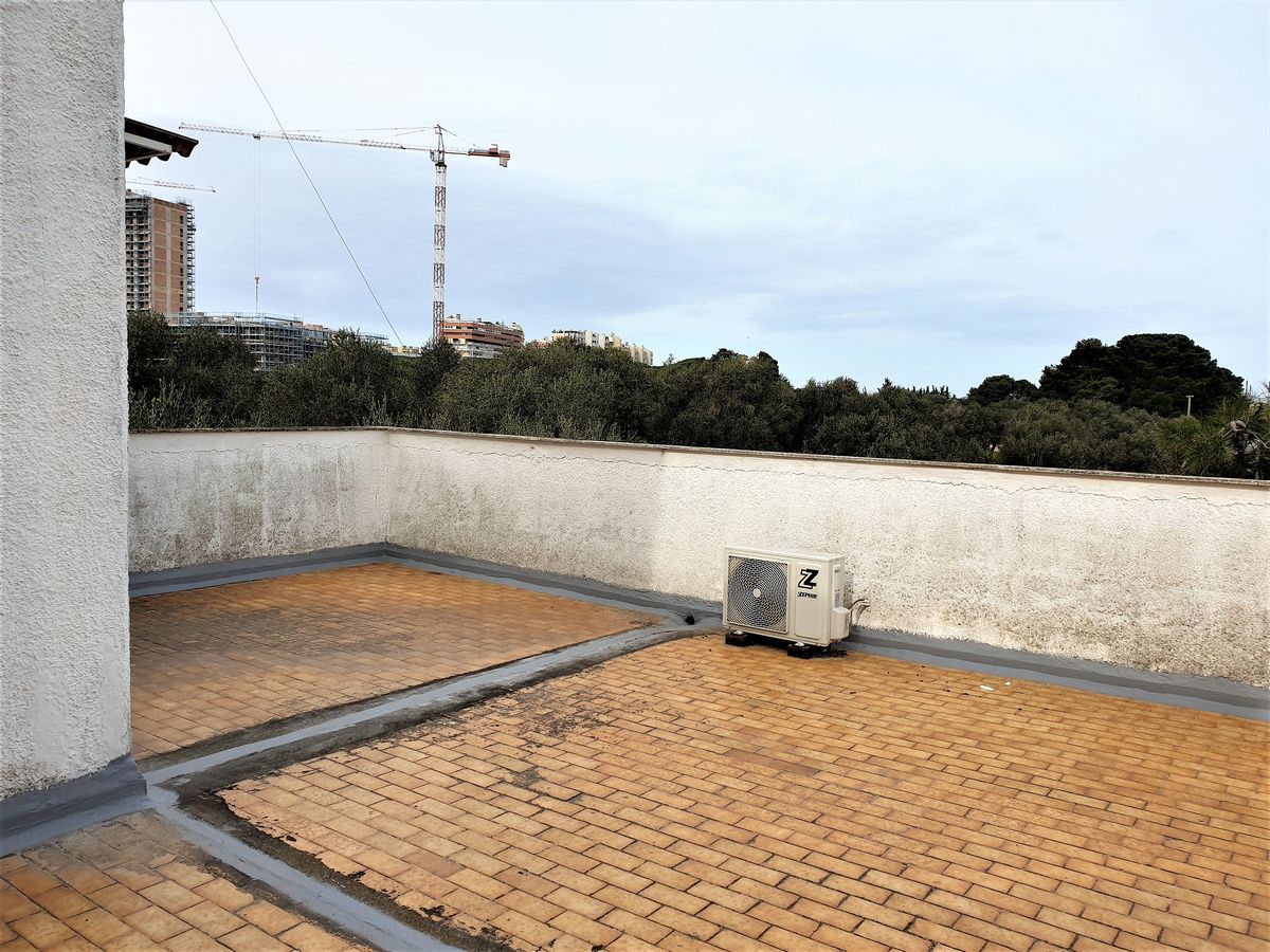 Villa (zona residenziale) di  6 vani /219 mq  a Bari - Mungivacca (zona rione Mungivacca , Japigia, Carrassi alta)