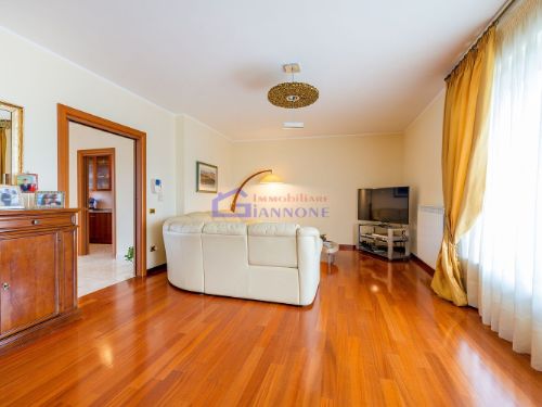 Appartamento di  5 vani /140 mq  a Bitetto (zona Via Beato)