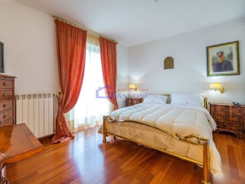 Appartamento di  5 vani /140 mq  a Bitetto (zona Via Beato)