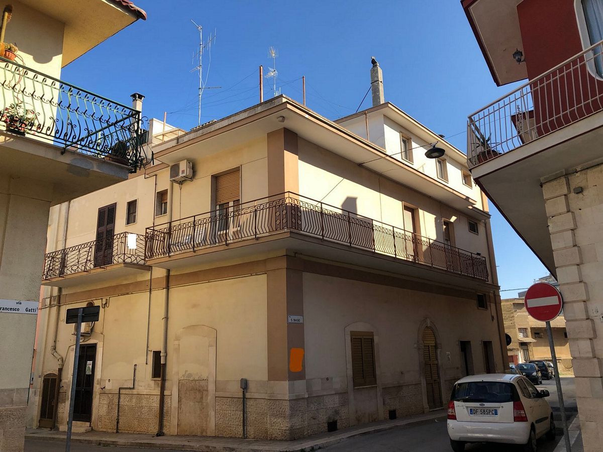 Appartamento di  3 vani /120 mq  a Bitetto (zona Via Bari)