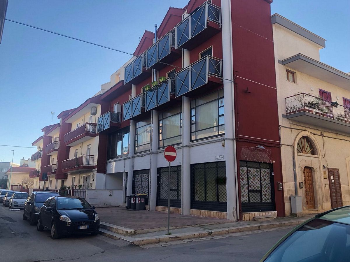 Negozio di  1 vani /45 mq  a Bitetto (zona Corso Garibaldi)