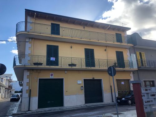 Palazzo / Stabile di  6 vani /385 mq  a Bitetto (zona Via Beato)