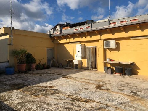 Palazzo / Stabile di  6 vani /385 mq  a Bitetto (zona Via Beato)