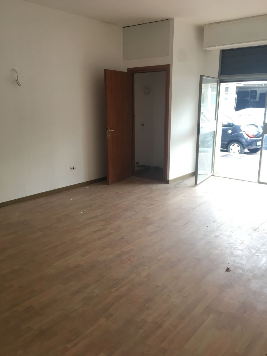 Negozio di  1 vani /40 mq  a Bari - Picone (zona Clinica Santa Maria)