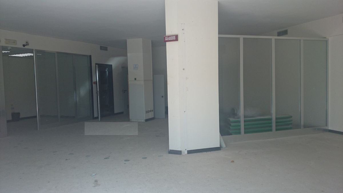 Negozio di  6 vani /280 mq  a Modugno (zona Porto Torres ( fronte strada statale 96))