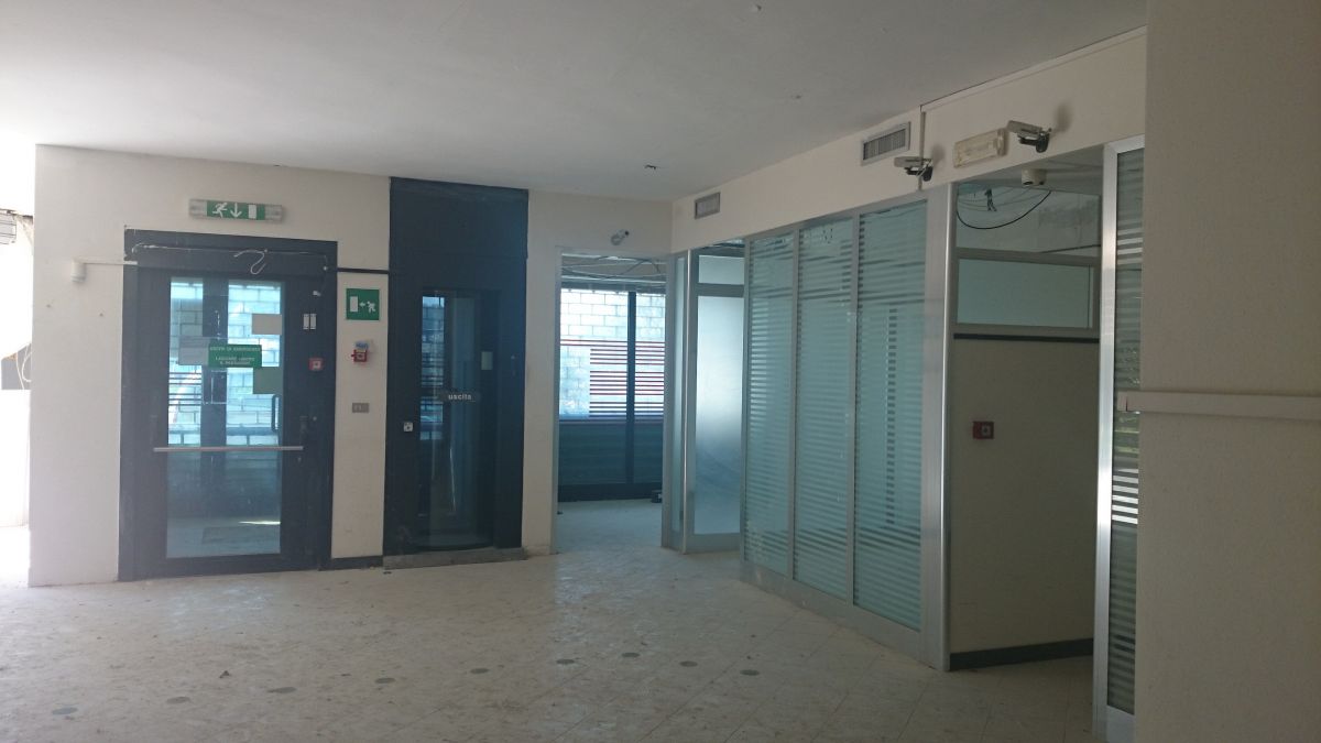 Negozio di  6 vani /280 mq  a Modugno (zona Porto Torres ( fronte strada statale 96))