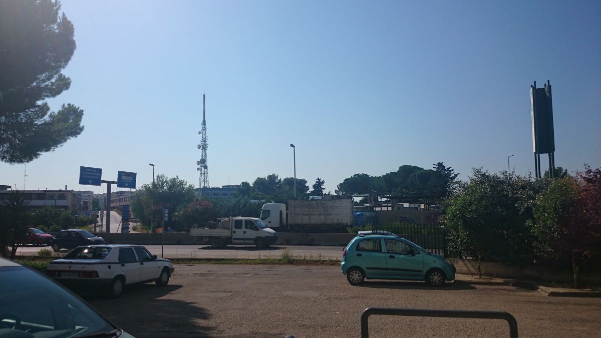 Negozio di  6 vani /280 mq  a Modugno (zona Porto Torres ( fronte strada statale 96))