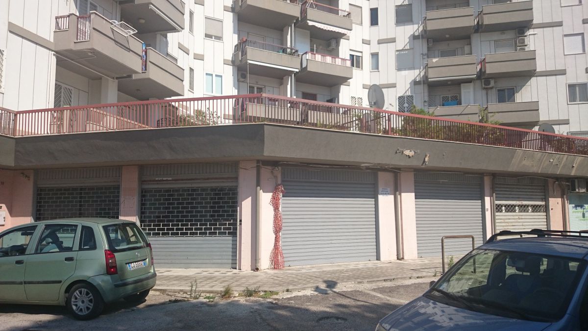 Negozio di  6 vani /280 mq  a Modugno (zona Porto Torres ( fronte strada statale 96))