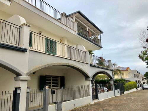 Villa (zona residenziale) di  5 vani /290 mq  a Bari - Santo Spirito