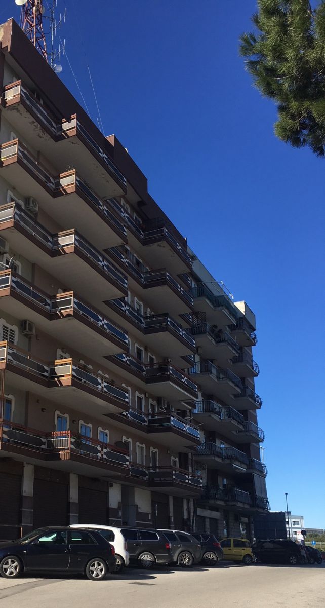 Negozio di  3 vani /220 mq  a Modugno (zona Porto Torres)