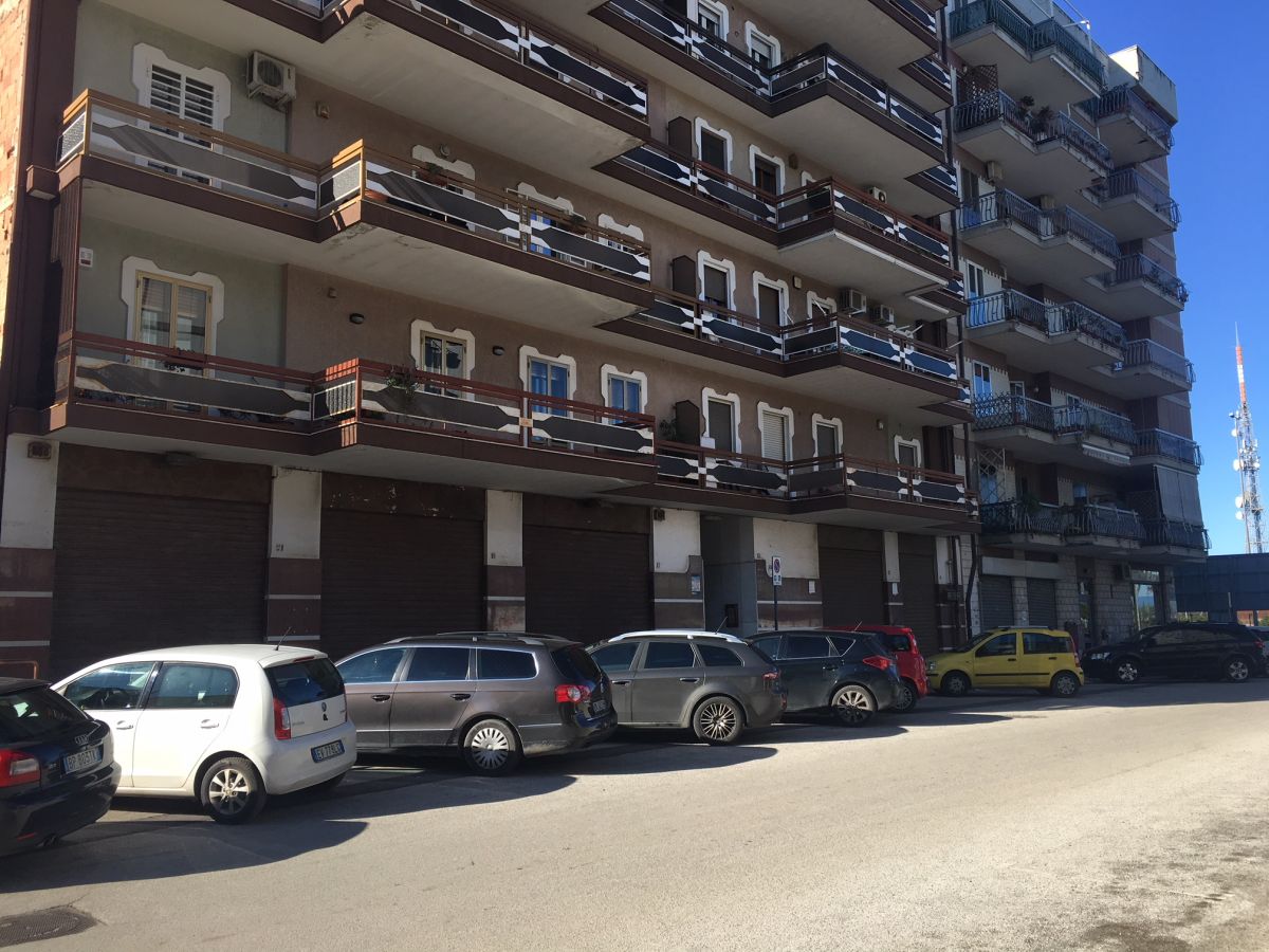 Negozio di  3 vani /220 mq  a Modugno (zona Porto Torres)