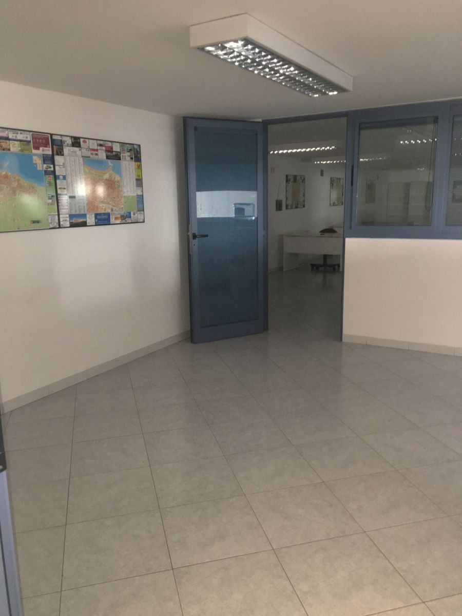 Ufficio di  4 vani /115 mq  a Bari - San Pasquale alta (zona Agenzia delle Entrate)