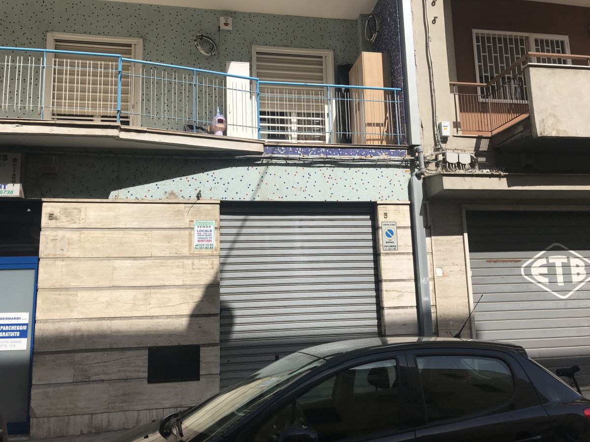 Laboratorio di  1 vani /175 mq  a Bari - Libertà  (zona Corso Mazzini/ alle spalle del Tribunale)