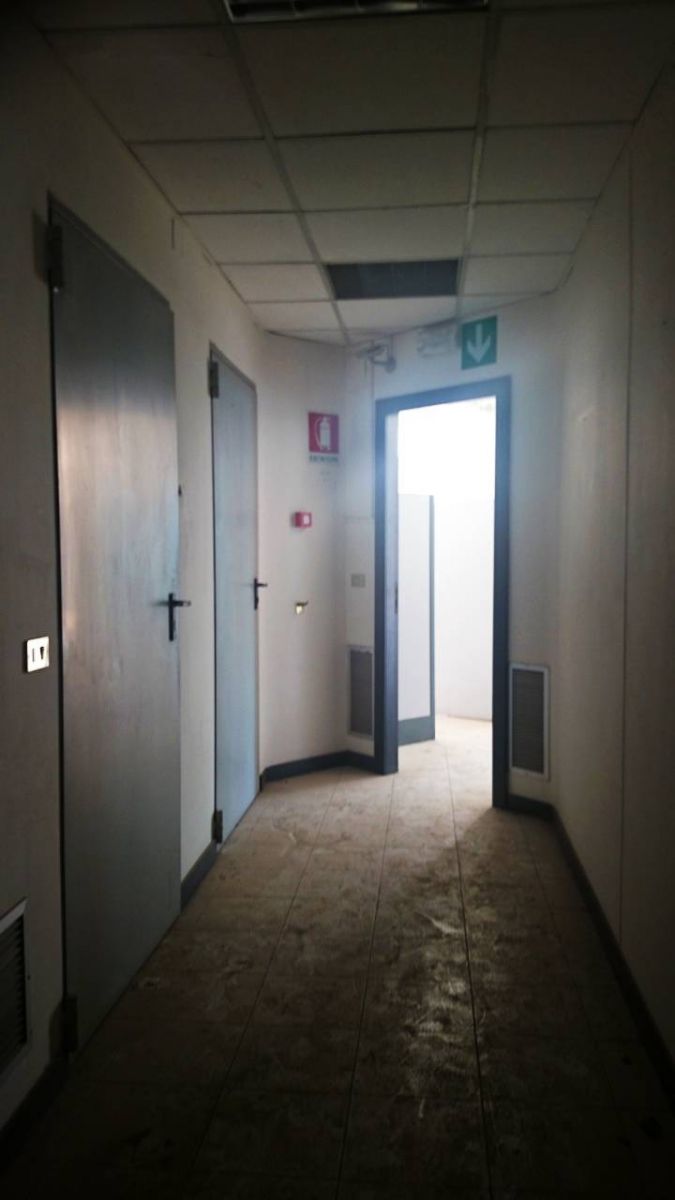 Negozio di  6 vani /280 mq  a Modugno (zona Porto Torres ( fronte strada statale 96))