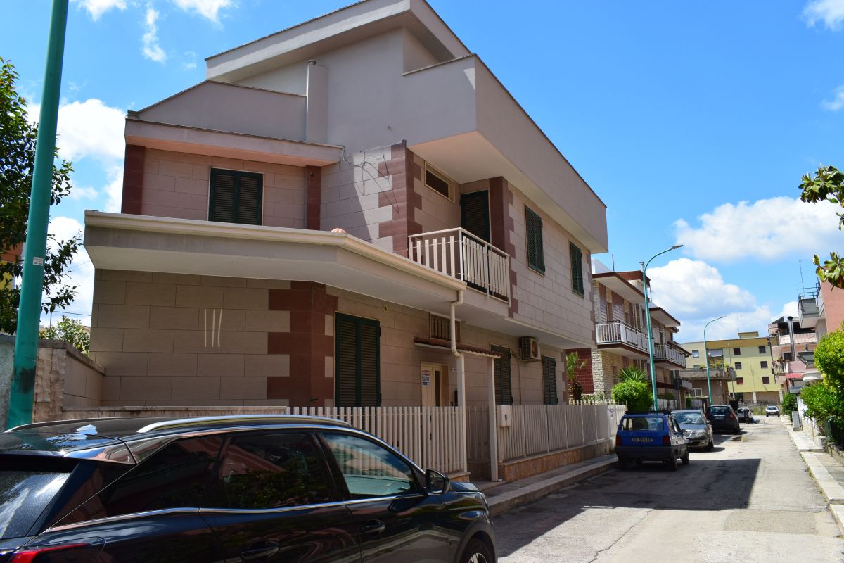 Appartamento di  3 vani /90 mq  a Bitetto (zona Via Beato Giacomo)