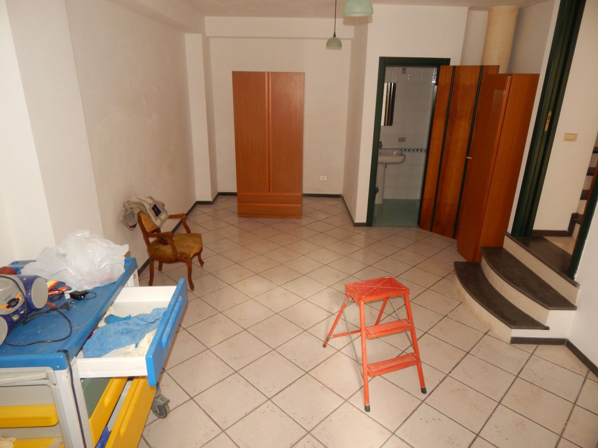 Palazzo / Stabile di  5 vani /180 mq  a Cassano delle Murge (zona Centro Storico)