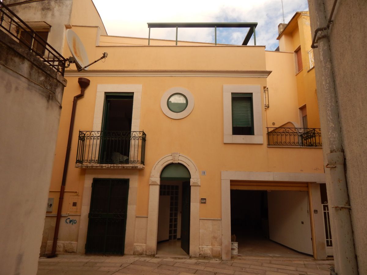 Palazzo / Stabile di  5 vani /180 mq  a Cassano delle Murge (zona Centro Storico)