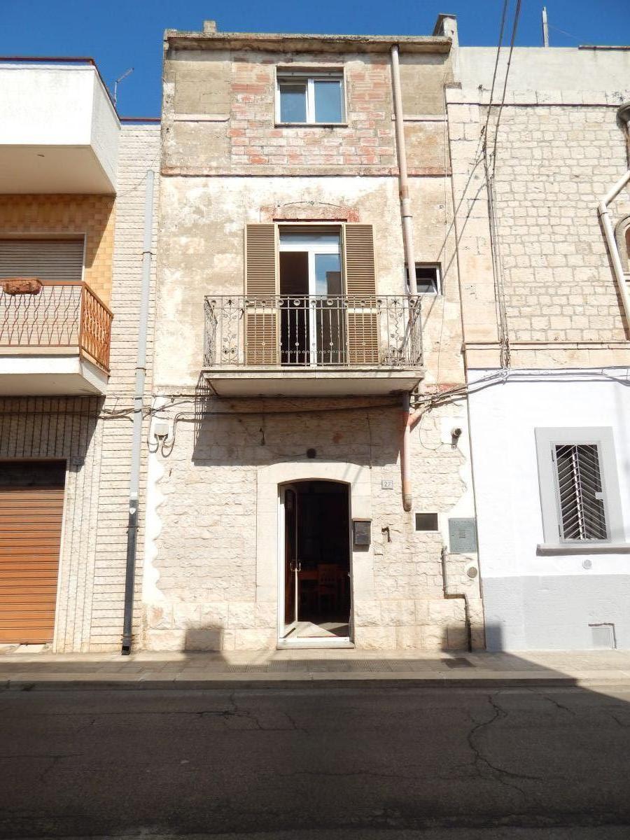 Palazzo / Stabile di  4 vani /160 mq  a Cassano delle Murge (zona Zona centrale)