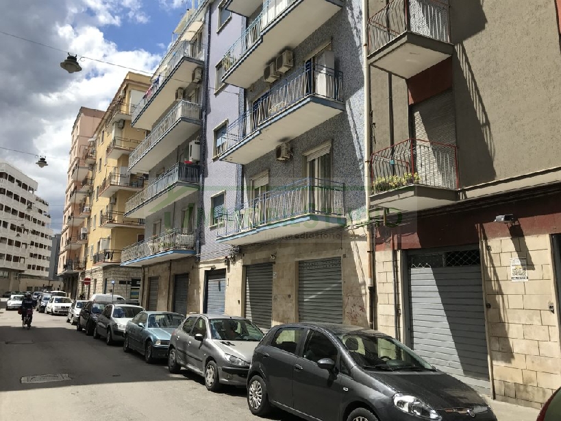 Negozio di  1 vani /40 mq  a Bari - Libertà  (zona Corso Mazzini/ Via Brigata Regina)