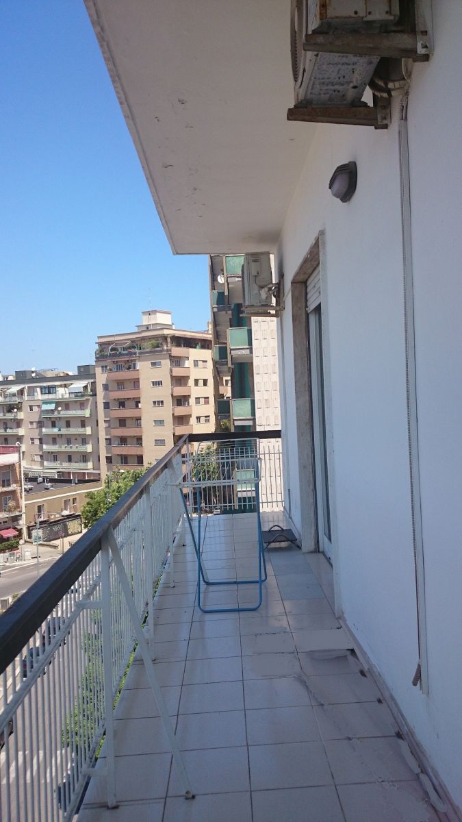 Appartamento di  5 vani /132 mq  a Bari - Picone (zona Policlinico) + Box auto 20 mq. ca