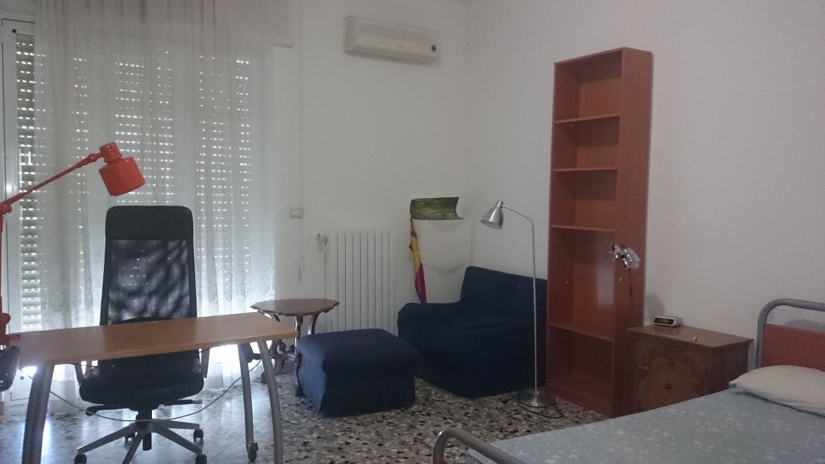 Appartamento di  5 vani /132 mq  a Bari - Picone (zona Policlinico) + Box auto 20 mq. ca