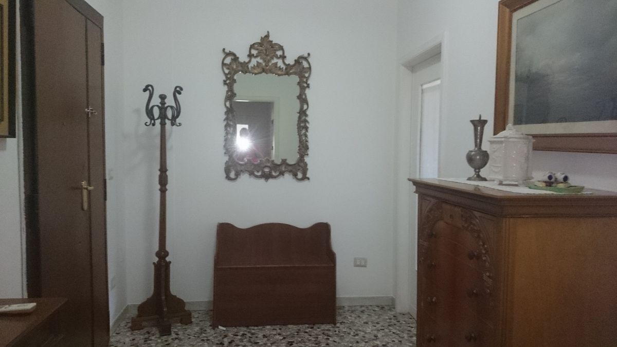 Appartamento di  5 vani /132 mq  a Bari - Picone (zona Policlinico) + Box auto 20 mq. ca