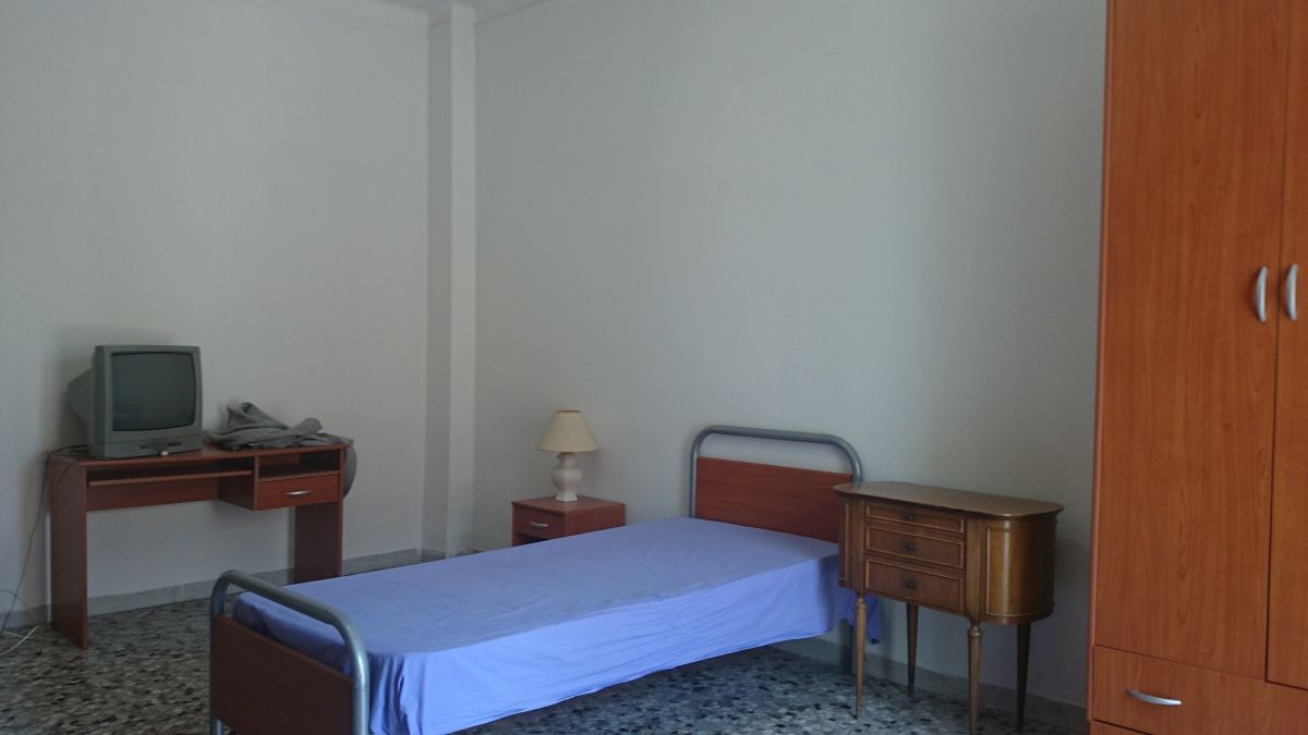 Appartamento di  5 vani /132 mq  a Bari - Picone (zona Policlinico) + Box auto 20 mq. ca