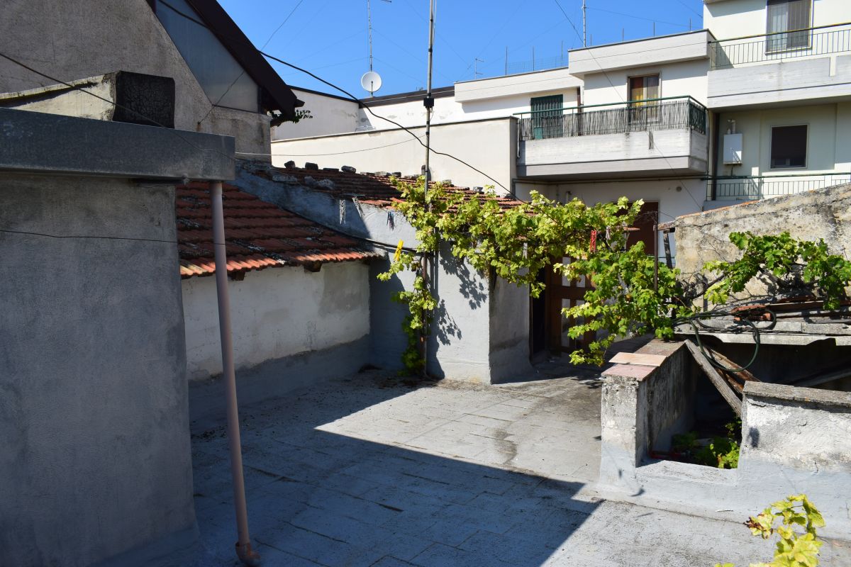 Casa indipendente di  3 vani /130 mq  a Bitetto (zona Via Beato Giacomo)