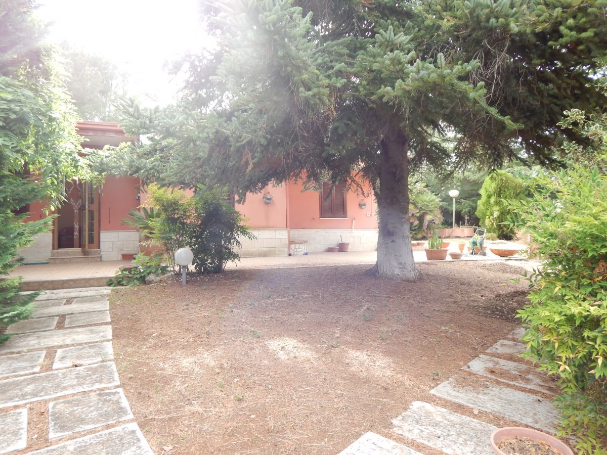 Villa (zona residenziale) di  4 vani /85 mq  a Cassano delle Murge (zona Villaggio Quadrifoglio)