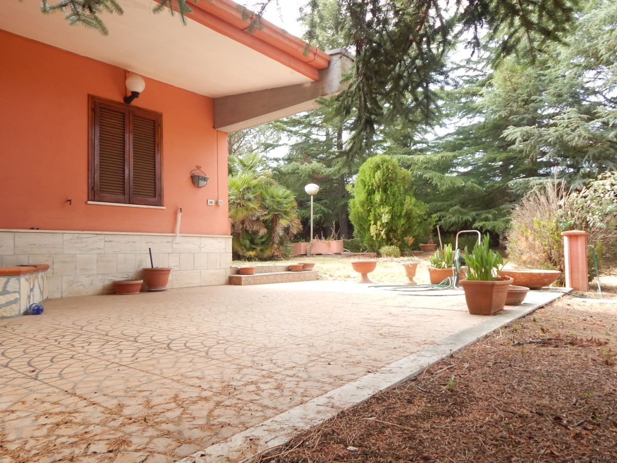 Villa (zona residenziale) di  4 vani /85 mq  a Cassano delle Murge (zona Villaggio Quadrifoglio)