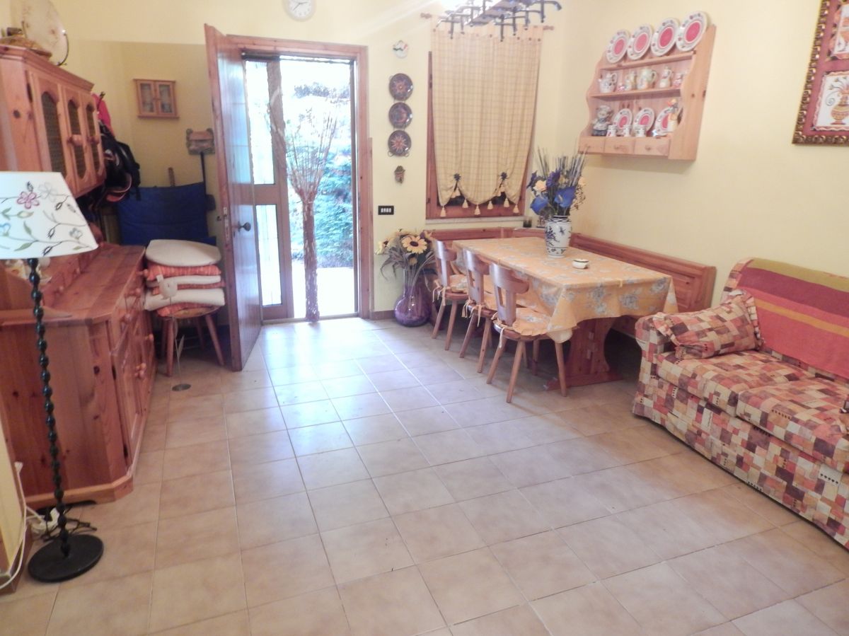 Villa (zona residenziale) di  4 vani /85 mq  a Cassano delle Murge (zona Villaggio Quadrifoglio)