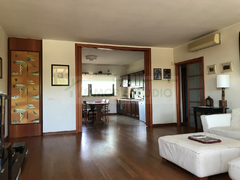 Villa (zona residenziale) di  5 vani /204 mq  a Bari - Palese (zona BORGO MASSIMO)