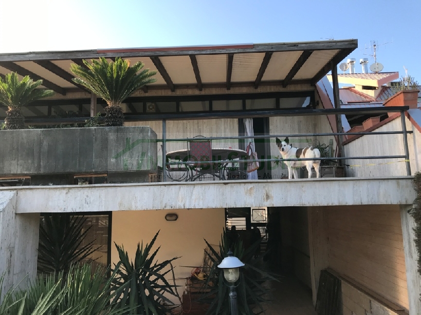 Villa (zona residenziale) di  5 vani /204 mq  a Bari - Palese (zona BORGO MASSIMO)