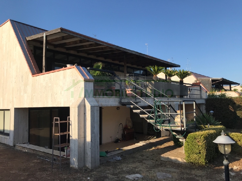 Villa (zona residenziale) di  5 vani /204 mq  a Bari - Palese (zona BORGO MASSIMO)