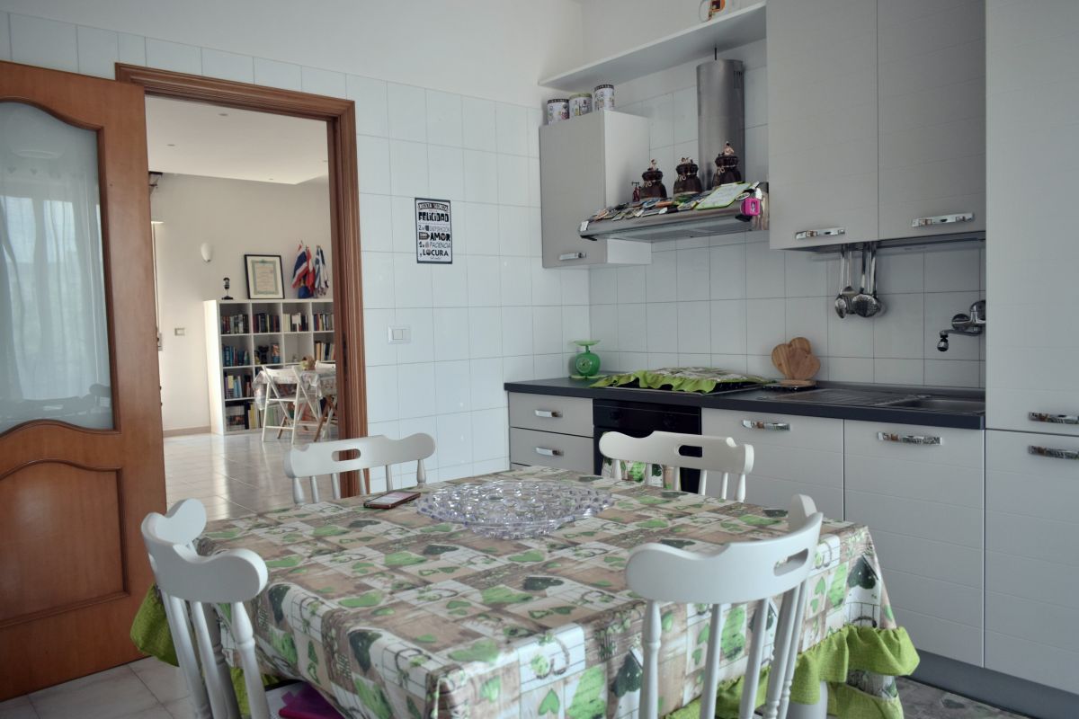 Appartamento di  3 vani /115 mq  a Bitetto (zona Posta/Mercato)