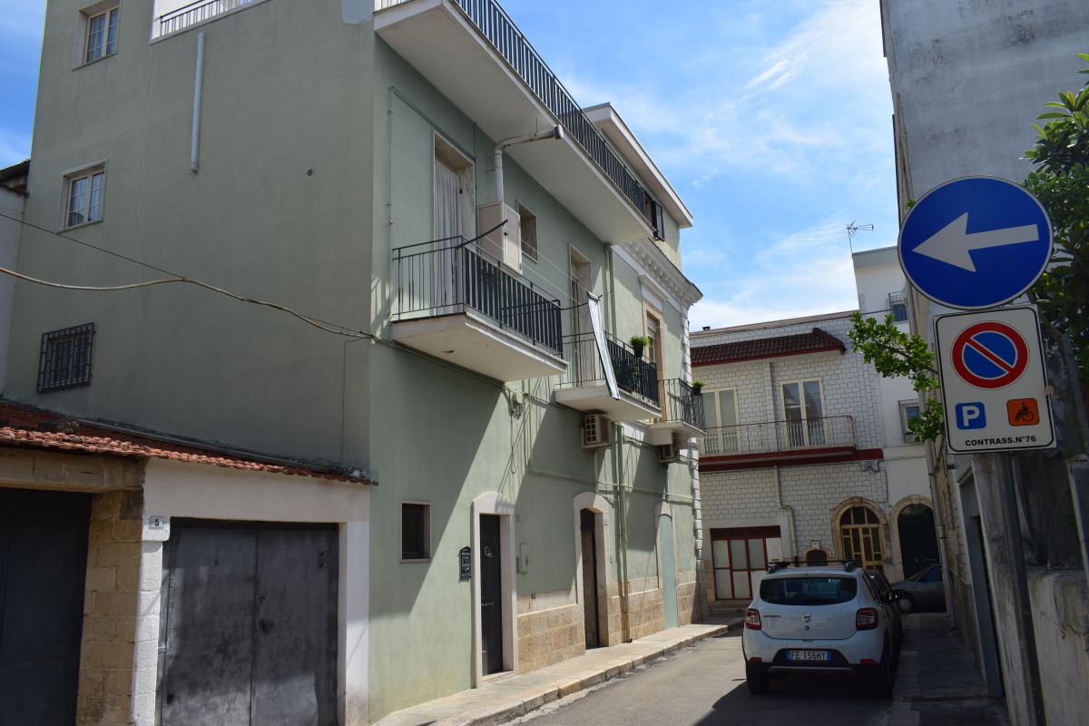 Casa indipendente di  3 vani /135 mq  a Bitetto (zona Posta/Mercato)