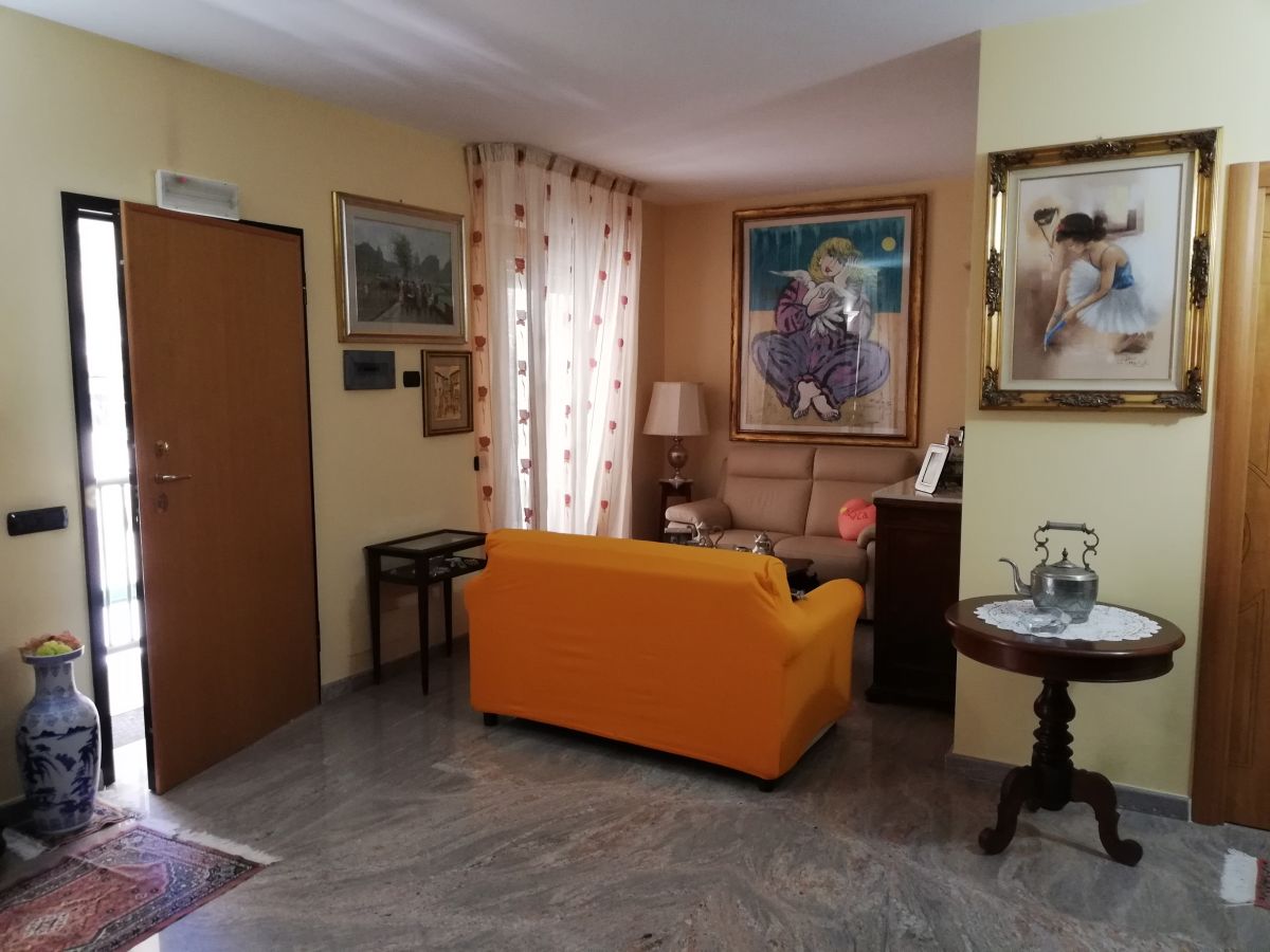 Villa unifamiliare di  5 vani /140 mq  a Triggiano (zona centrale )