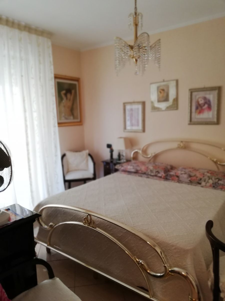 Villa unifamiliare di  5 vani /140 mq  a Triggiano (zona centrale )