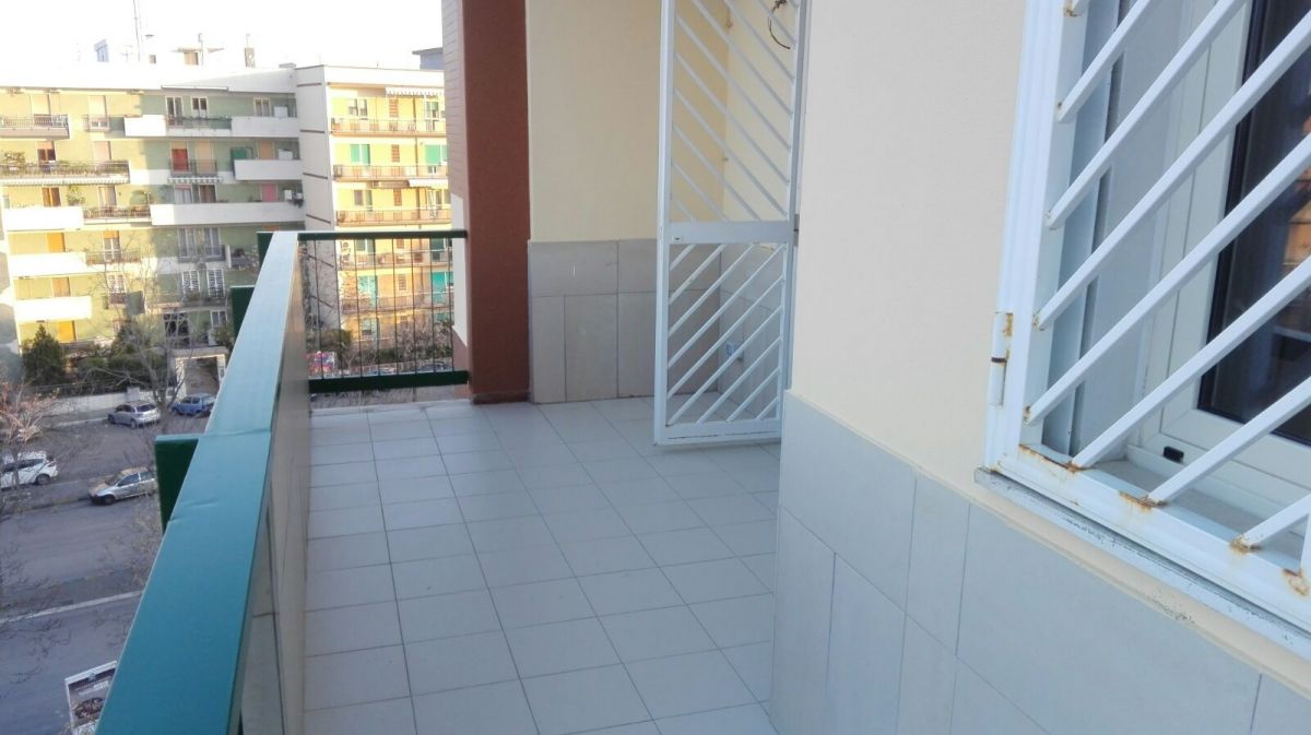 Appartamento di  5 vani /120 mq  a Bari - Japigia (zona Via Magna Grecia)