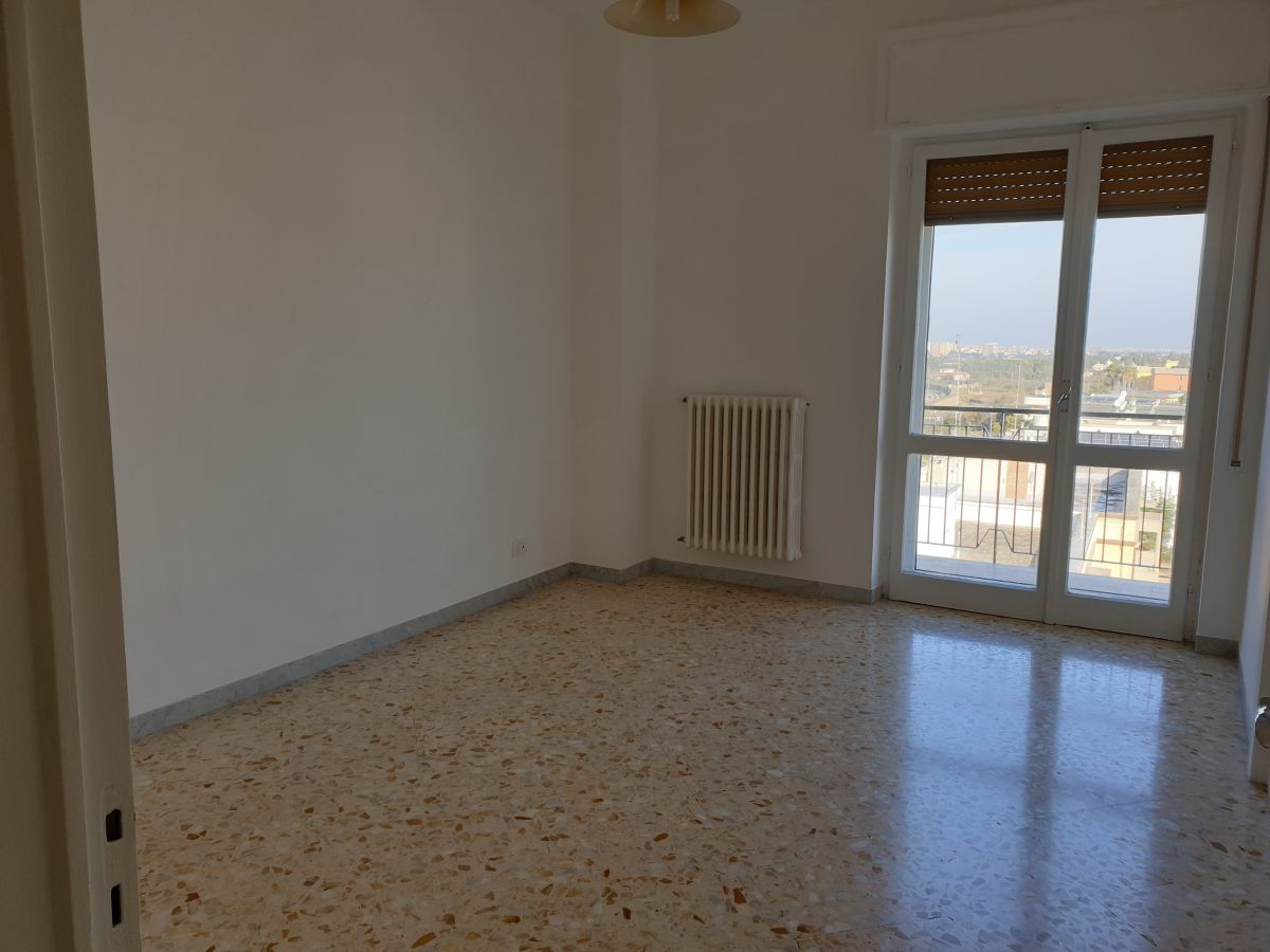 Appartamento di  5 vani /140 mq  a Valenzano (zona Stazione)