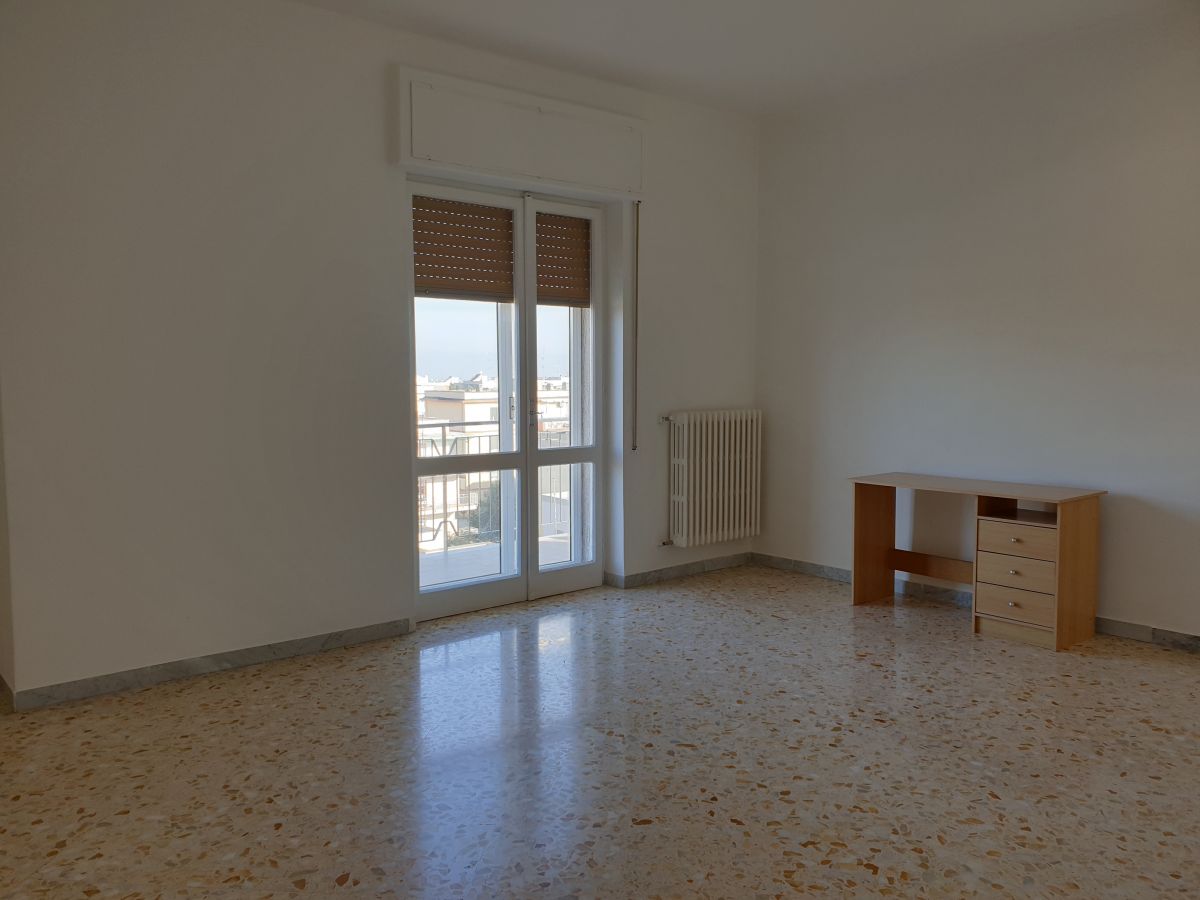 Appartamento di  5 vani /140 mq  a Valenzano (zona Stazione)