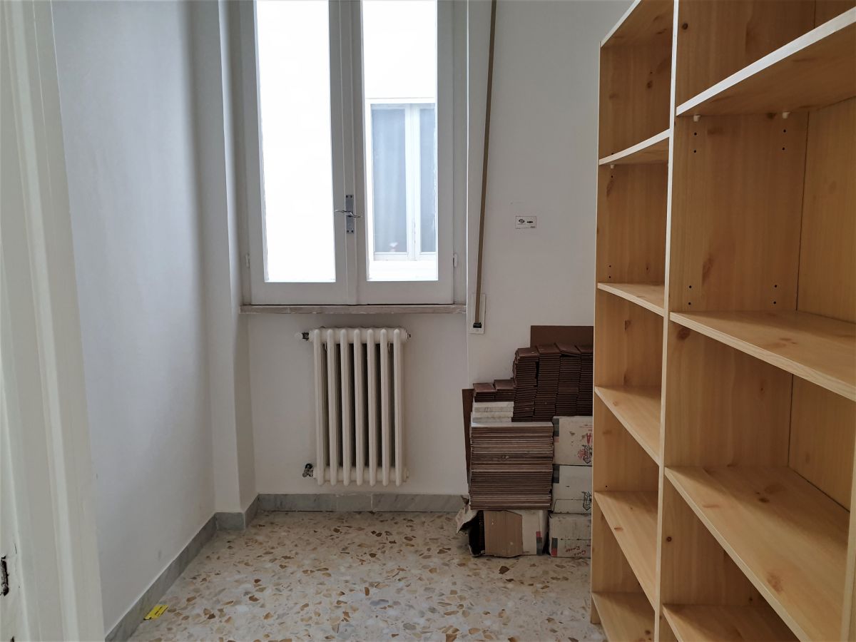 Appartamento di  5 vani /140 mq  a Valenzano (zona Stazione)