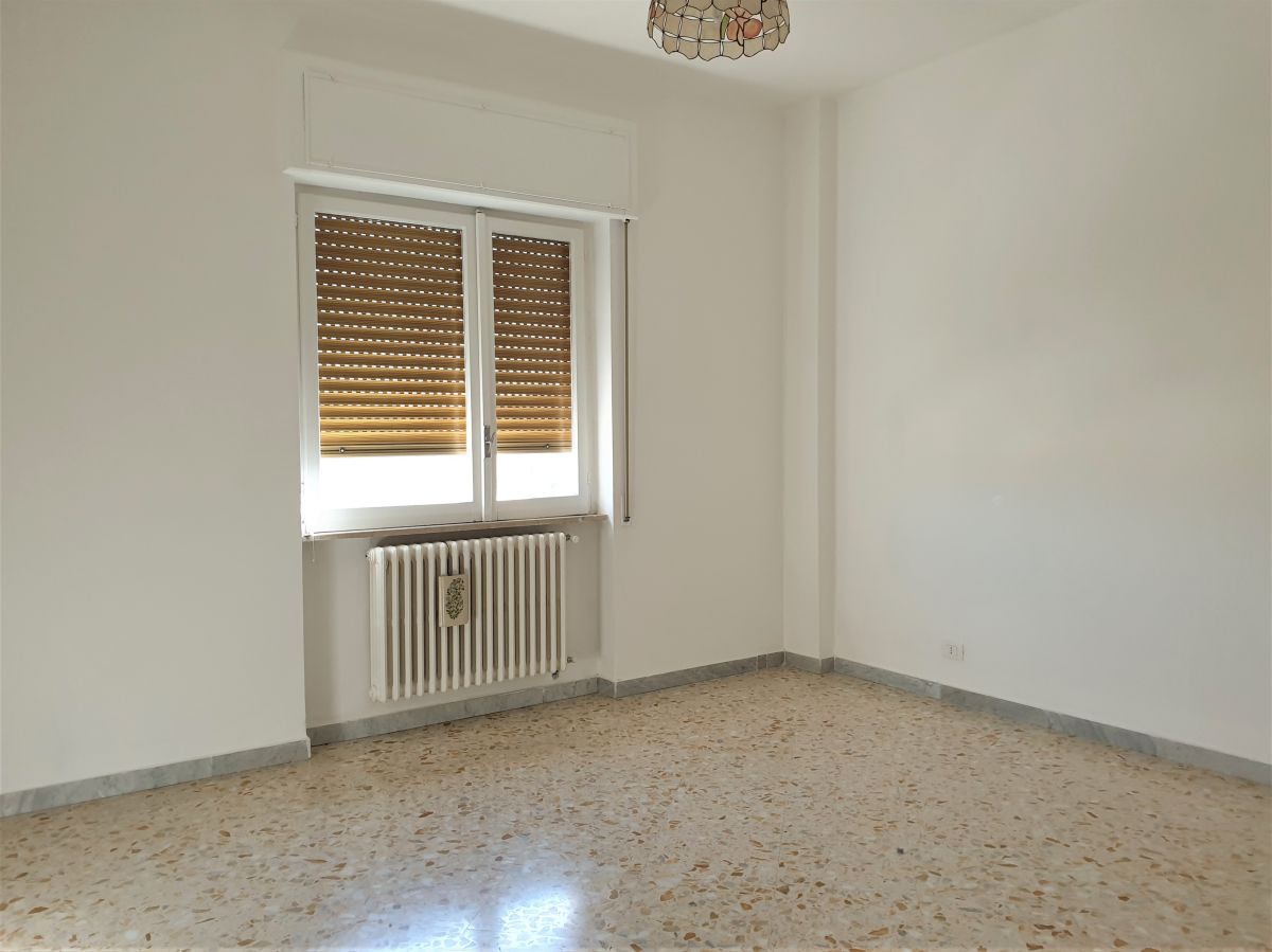 Appartamento di  5 vani /140 mq  a Valenzano (zona Stazione)