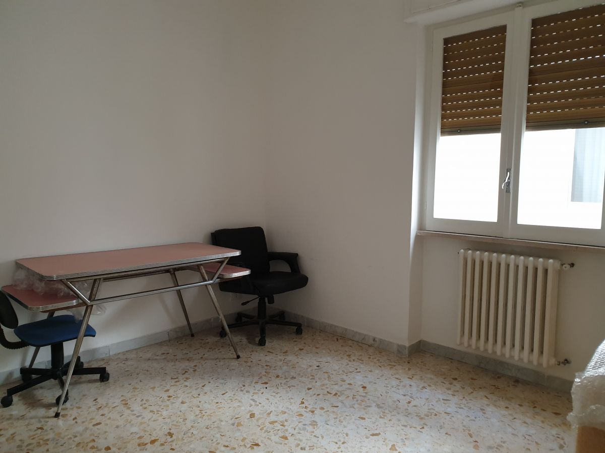 Appartamento di  5 vani /140 mq  a Valenzano (zona Stazione)