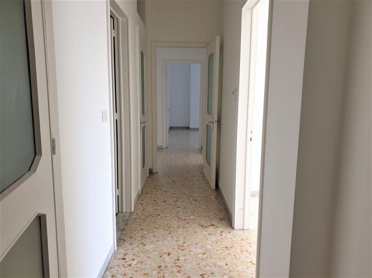 Appartamento di  5 vani /140 mq  a Valenzano (zona Stazione)